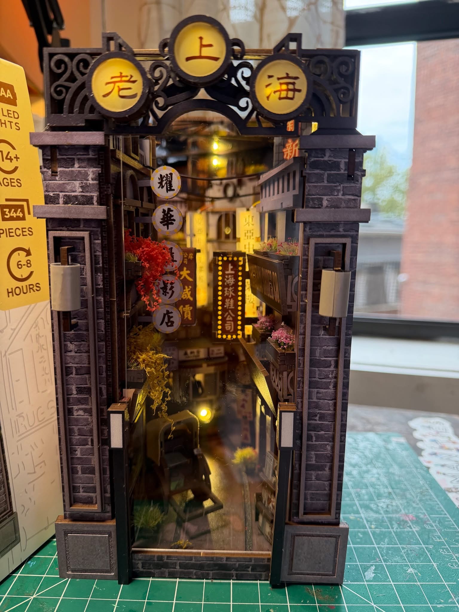 Completed Anavrin Old Shanghai Book Nook displayed beside its packaging